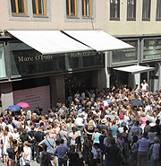 Menschenmengen warteen auf Robbie Williams in der Theatinerstraße (©Foto. Marikka-Laila Maisel